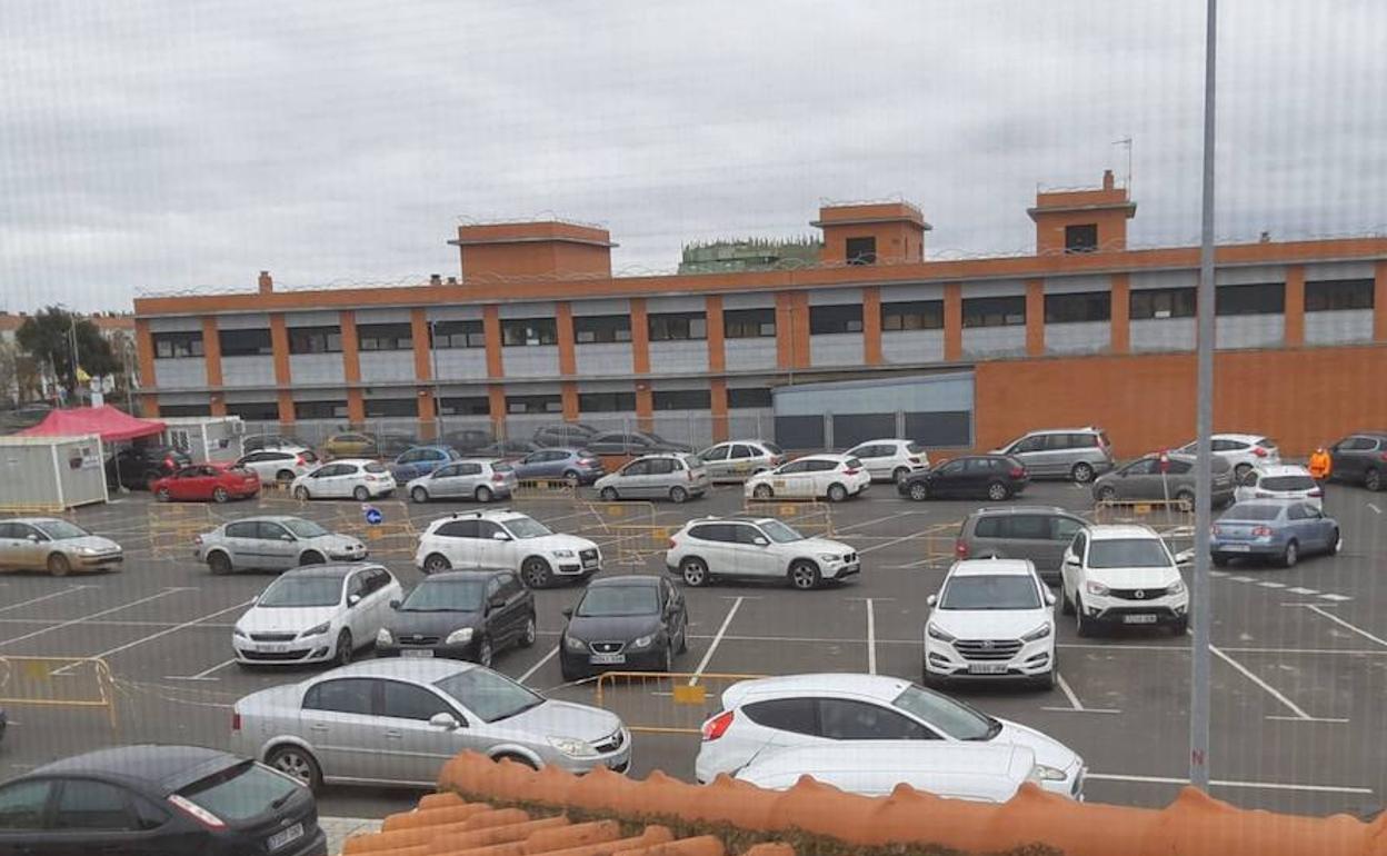 Vehículos haciendo cola en el aparcamiento del centro de salud donde se están realizando pruebas. 