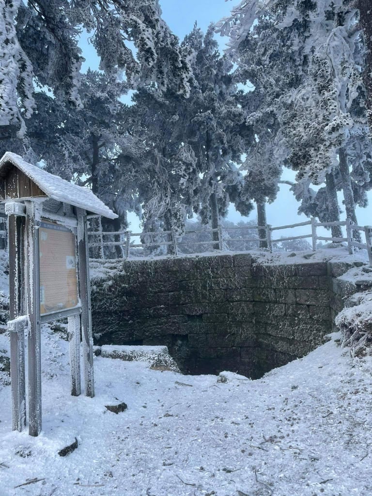 Nieve en la Finca El Dehesón. Charca de la finca al lado De la Fuente Potargo