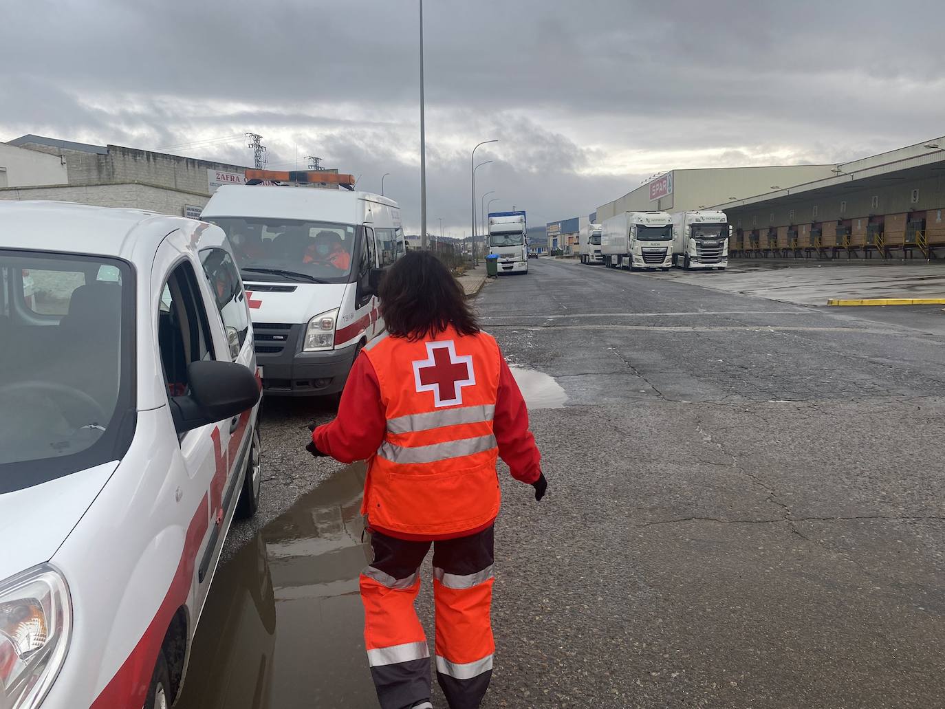 Equipo de avituallameinto en Zafra, durante el corte de la A-66.