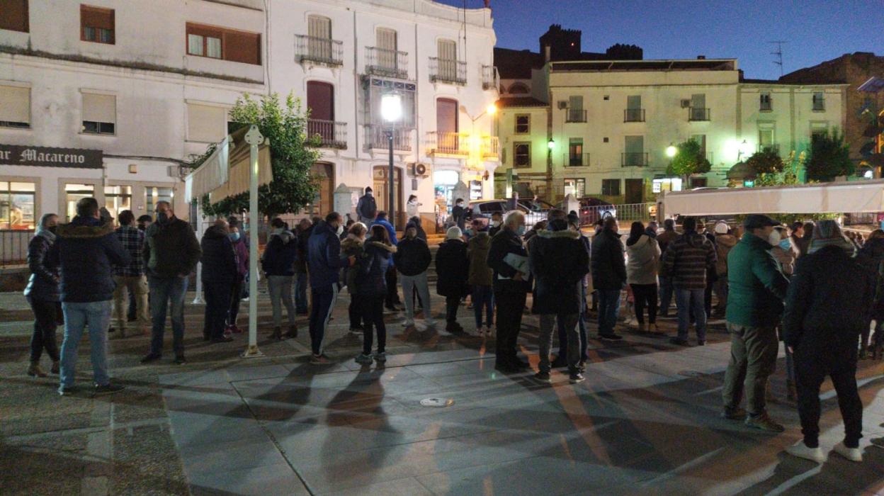 Concentración de trabajadores municipales en Alburquerque, ayer. 