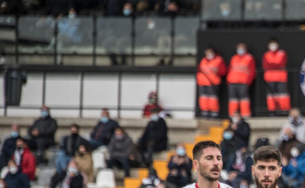 César Morgado y Pablo Vázquez toman posiciones en ataque en un saque de esquina ante el Villanovense. 