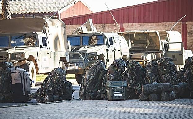 Imagen principal - La Brigada 'Extremadura' XI sale hacia Guadalajara.