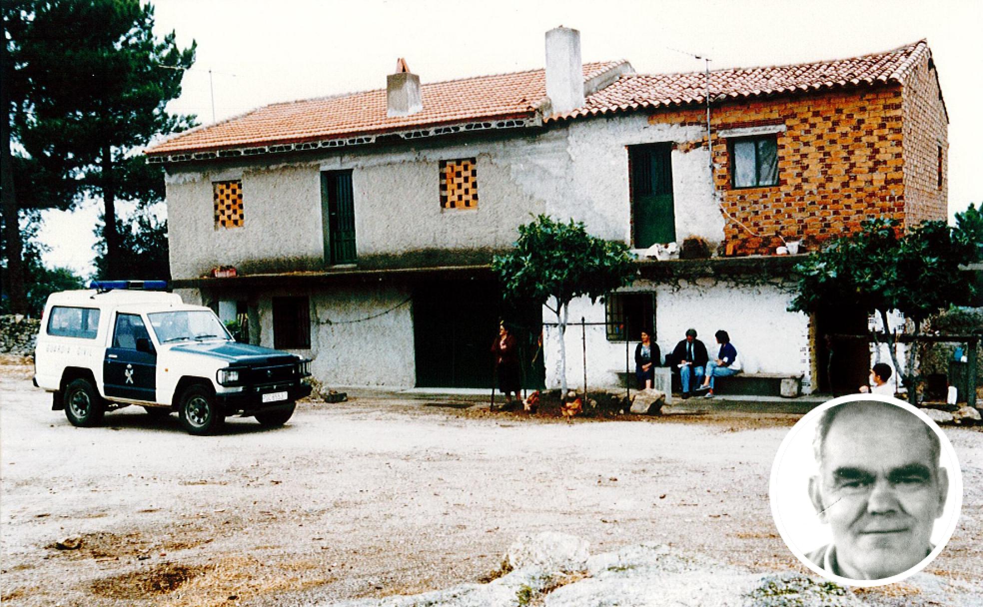 Un coche de la Guardia Civil, aparcado en casa donde vivía Benito, en 1995. A la derecha, foto que se distribuyó para localizar a Benito.