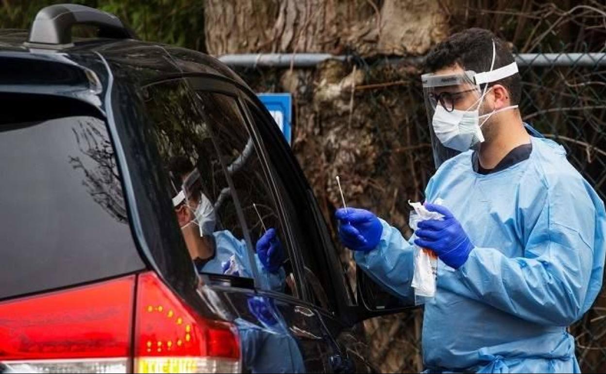 Realización del test anti-covid en un aparcamiento
