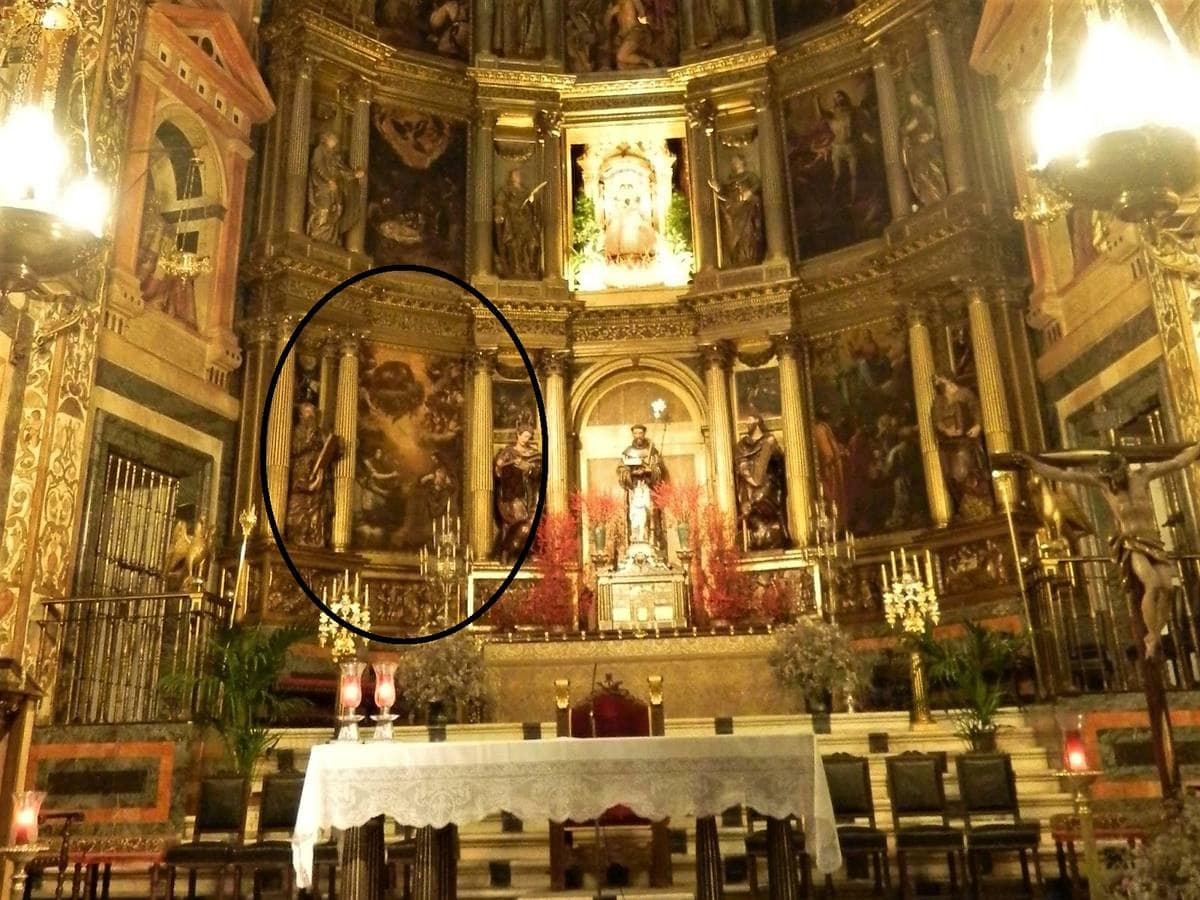 Las momias están en una galería detrás del retablo, en la zona señalada por un círculo. Justo en el lugar en el que está el cuadro de la Anunciación pintado por Vicente Carduncho.