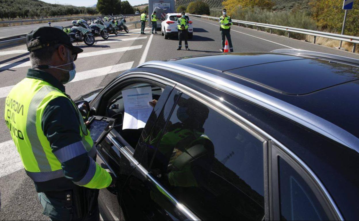 Guardia Civil controlando la entrada y salida de un municipio