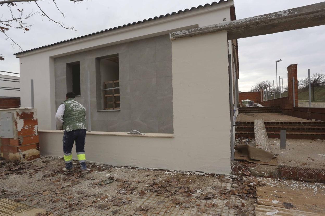 Un albañil trabaja en una vivienda situada en los alrededores de la avenida Luis Ramallo en Mérida. 