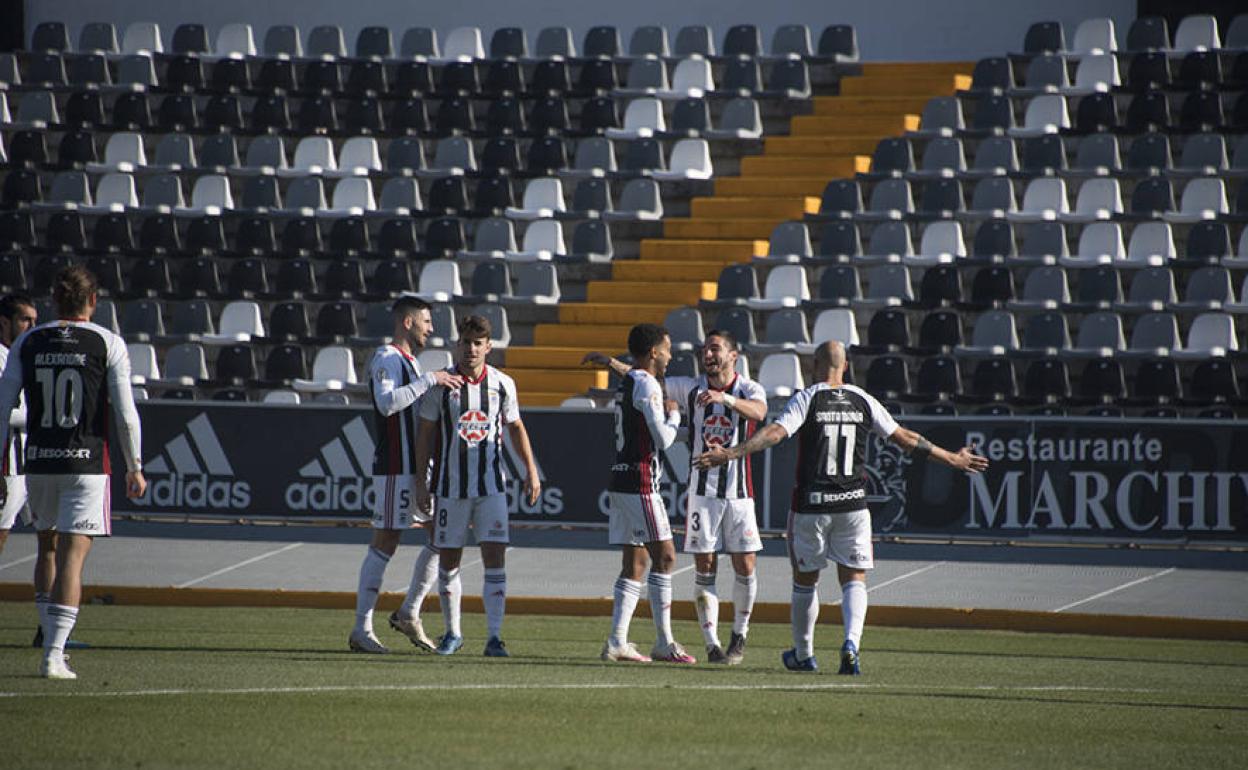 Los jugadores celebran uno de los goles ante el Socuéllamos.