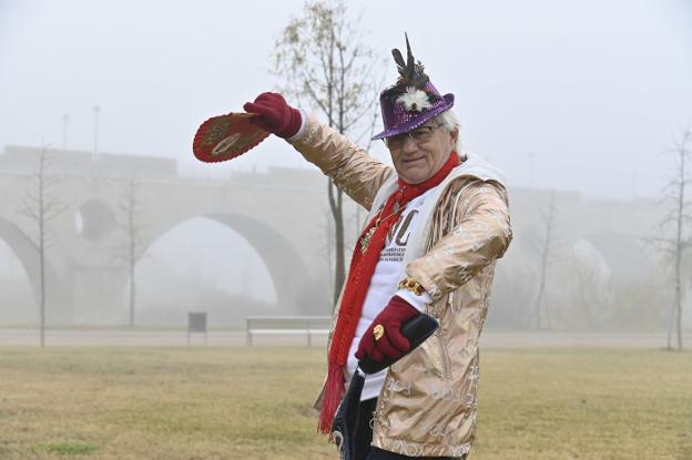 Manuel no se ha vestido con sus mejores galas para la foto de HOY, así se arregla para pasear por el río. 