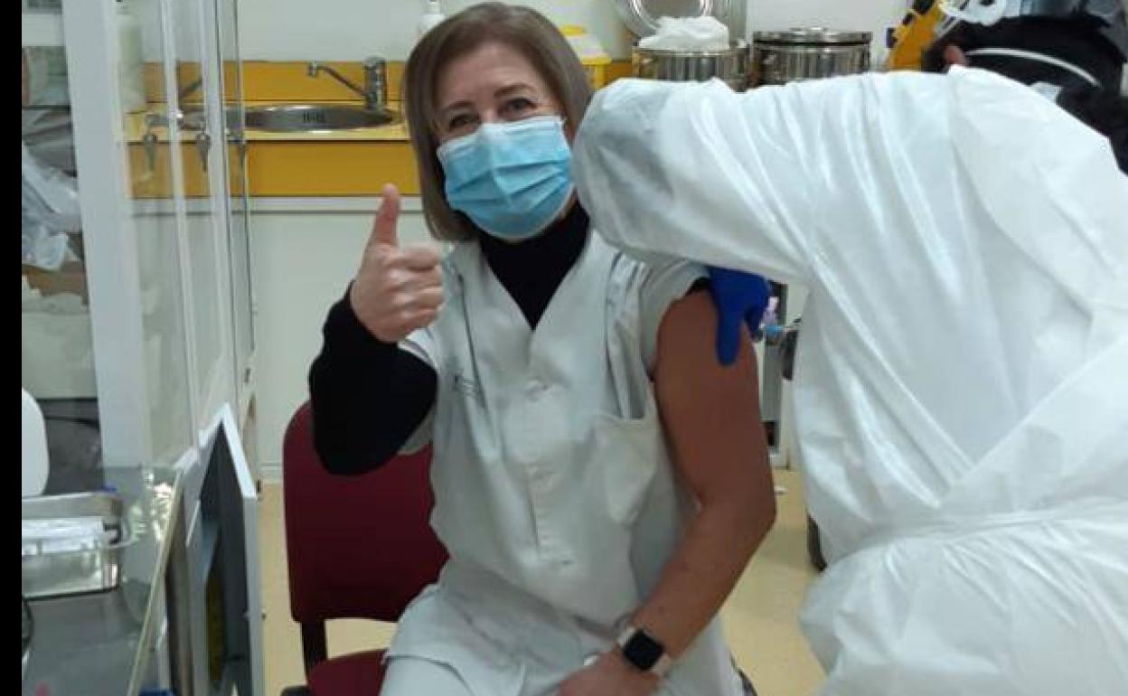 Vacunación a una profesional del centro sanitario de Fregenal