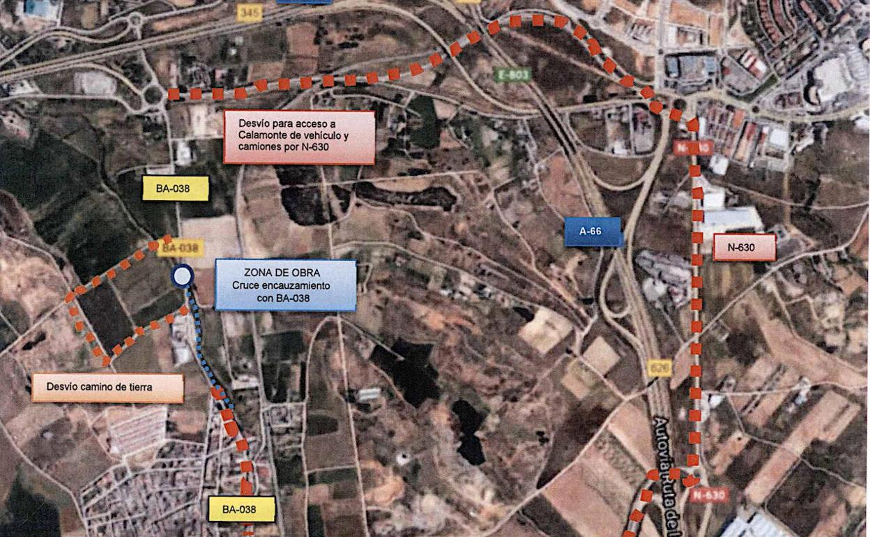 Zona de obra, en azul, y desvío para acceder a Calamonte, en rojo