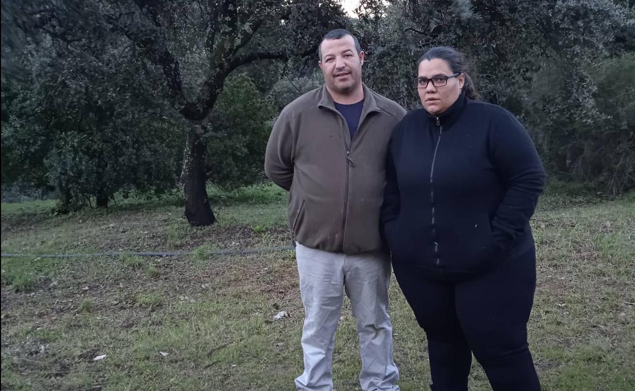 «Entre semana no veo a mis hijos», afirma Jenifer Bellido, en la foto junto a su pareja, ayer tarde en la finca