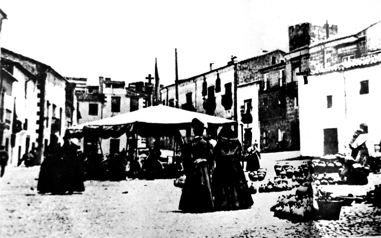 Fotografía de 1880 de la Plaza de San Juan de Cáceres con el crucero.