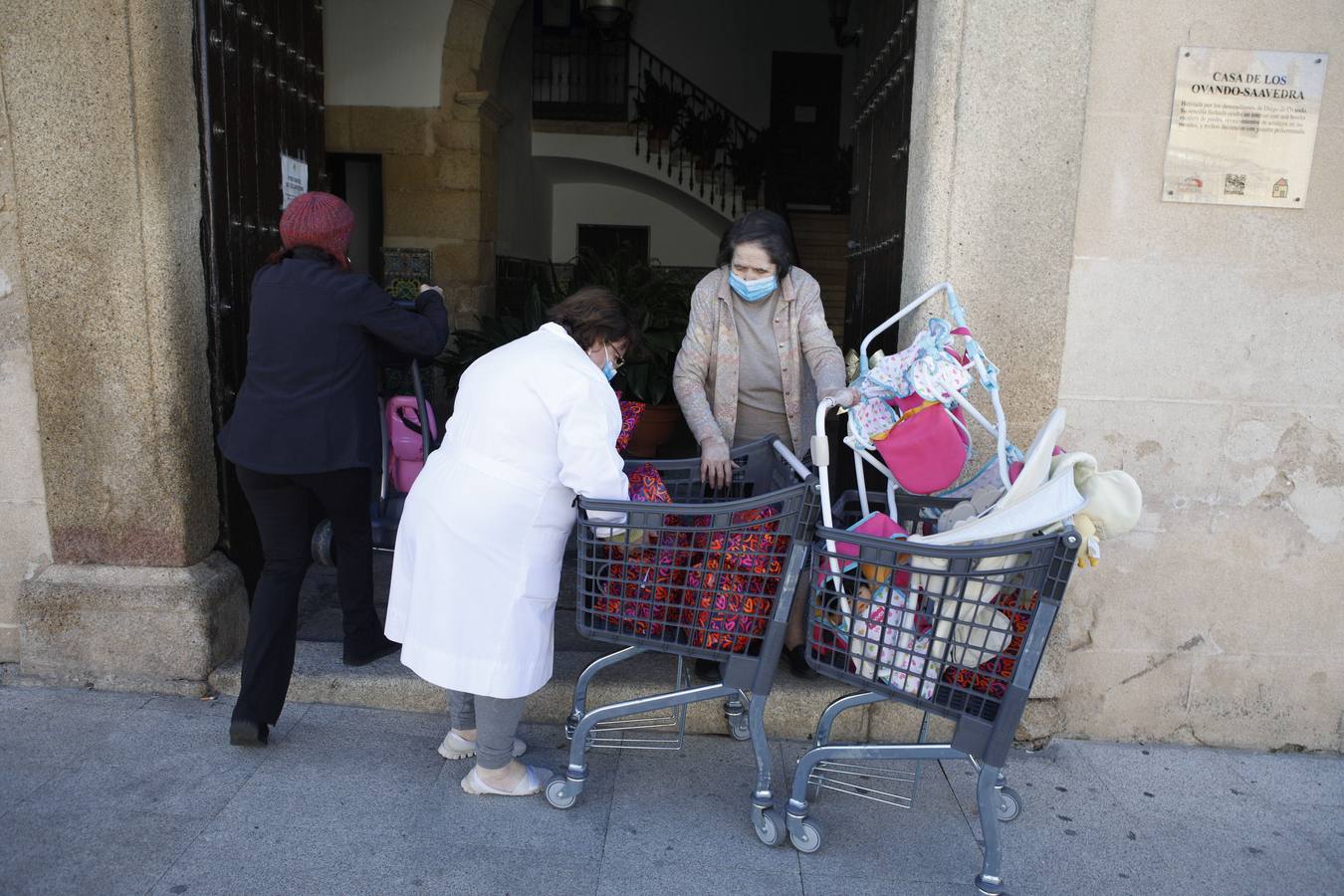 En este edificio, personas con pocos recursos económicos hacen colas para recibir juguetes para sus hijos el Día de Reyes y comida a lo largo del año.