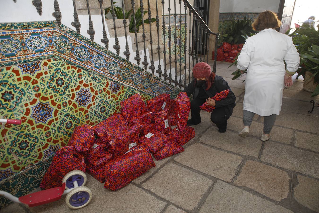 En este edificio, personas con pocos recursos económicos hacen colas para recibir juguetes para sus hijos el Día de Reyes y comida a lo largo del año.