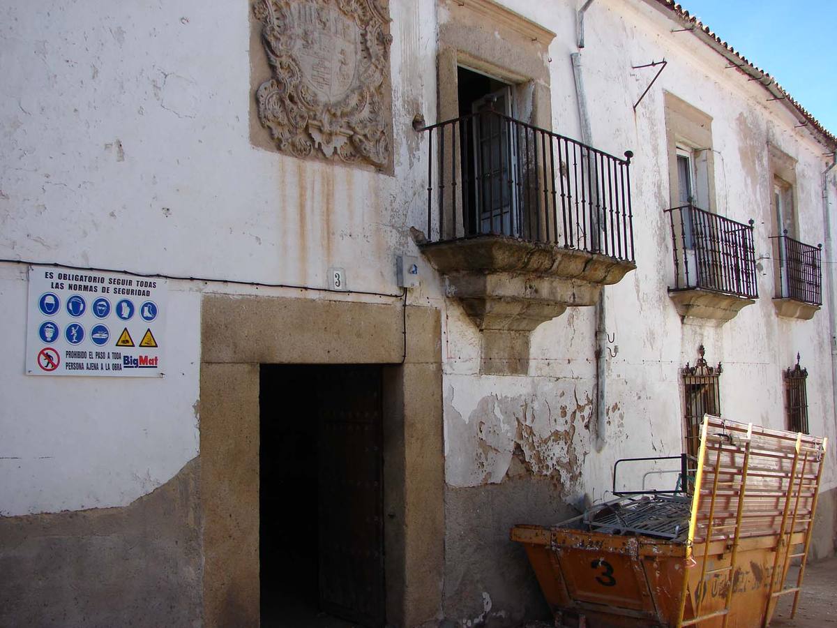 En el año 2007, en una obra en Valencia de Alcántara para convertir en hotel el palacio del Vizconde de la Torre de Albarragena, estalló una vieja granada.