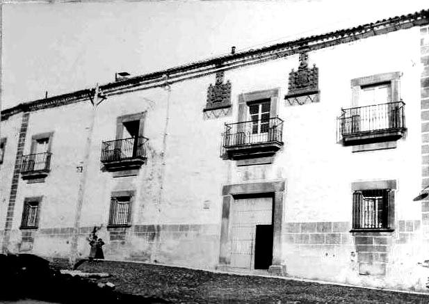 Fotografía de 1900 de la casa del Vizconde de la Torre de Albarragena con los dos escudos desaparecidos.