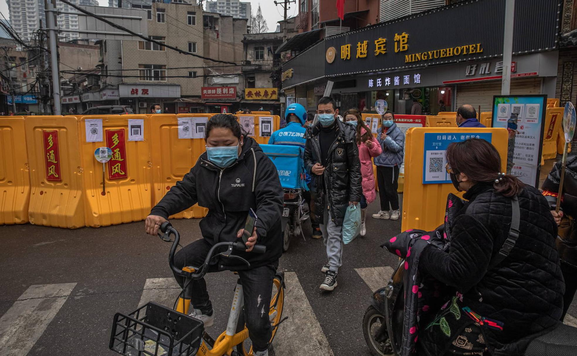 Ajetreo. Bullicio, ayer, en una calle de Wuhan, un año después del cierre.