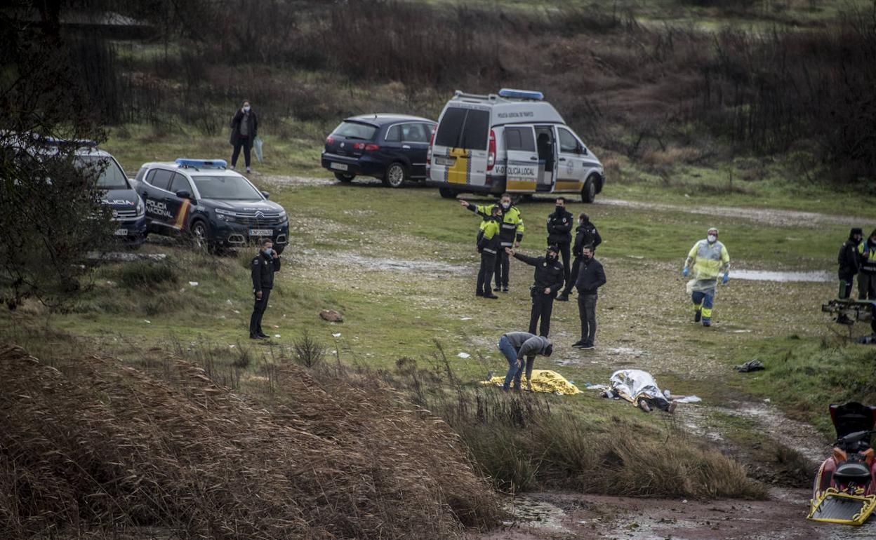 Los dos cuerpos rescatado cerca del azud de la Pesquera fueron llevados a El Pico. 
