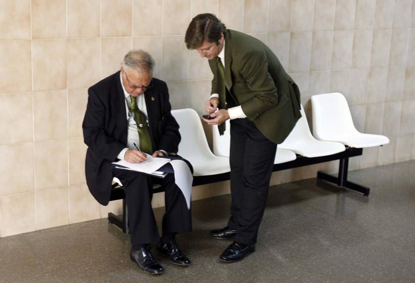 Celdrán firmando documentos en los pasillos de la Facultad de Económicas el 24.04.2009 