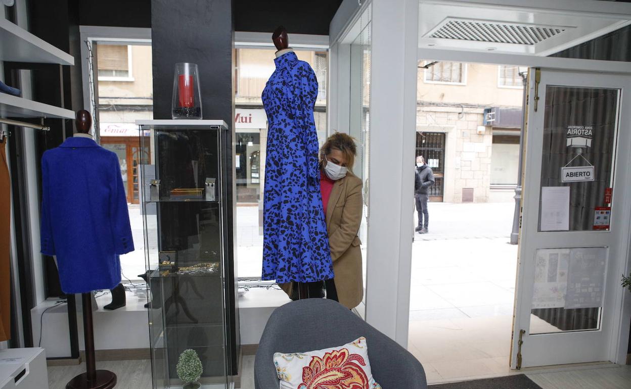 Tienda de ropa en Cáceres, que puede volver a abrir sus puertas solo por la mañana.