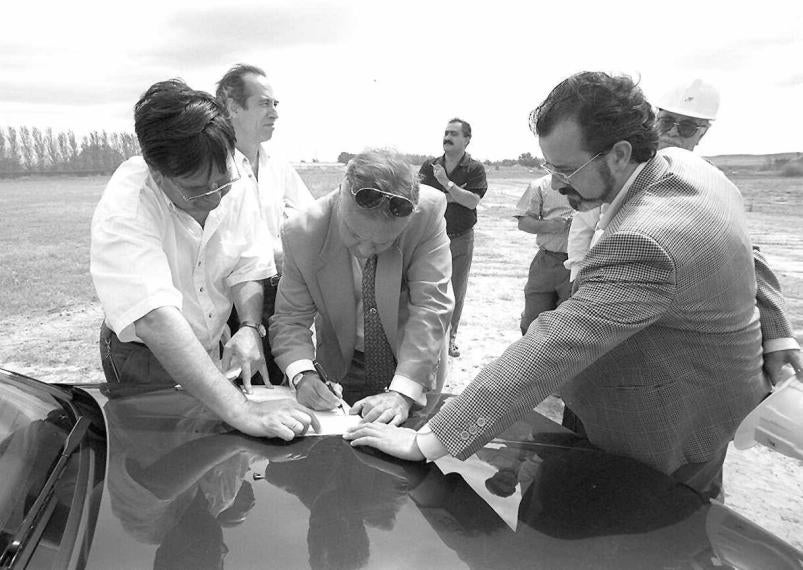 28 de agosto de 1997. firmando documentos en el capó de un coche 