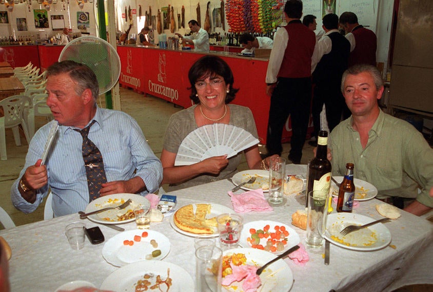 En la Feria de San Juna comiendo con varios concejales en el 2000 