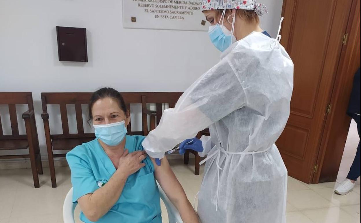 Una sanitaria le pone la vacuna a una trabajadora del centro