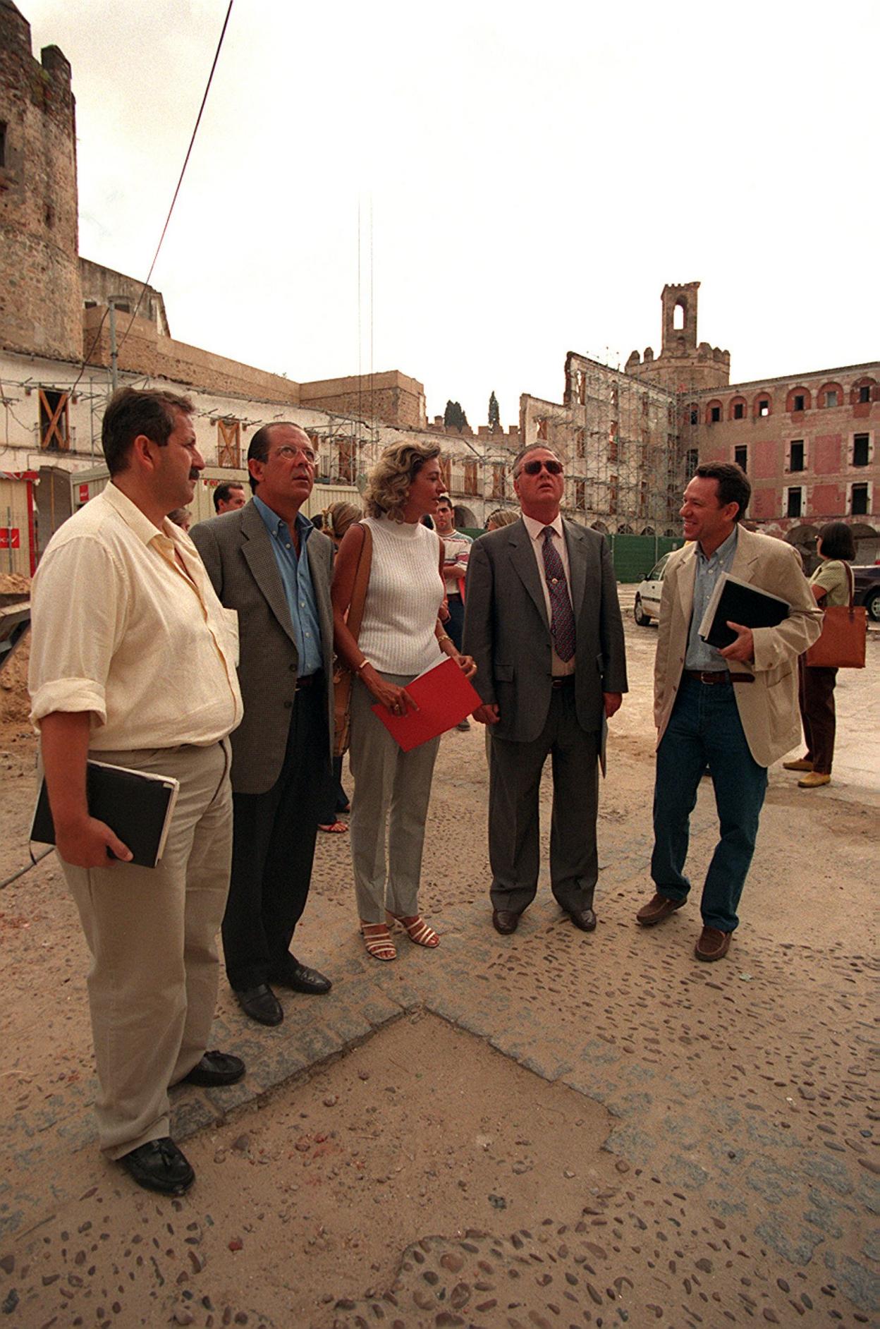 En el centro: Alejandro Ramírez del Molino, Cristina Herrera y Miguel Celdrán en la Plaza Alta. 