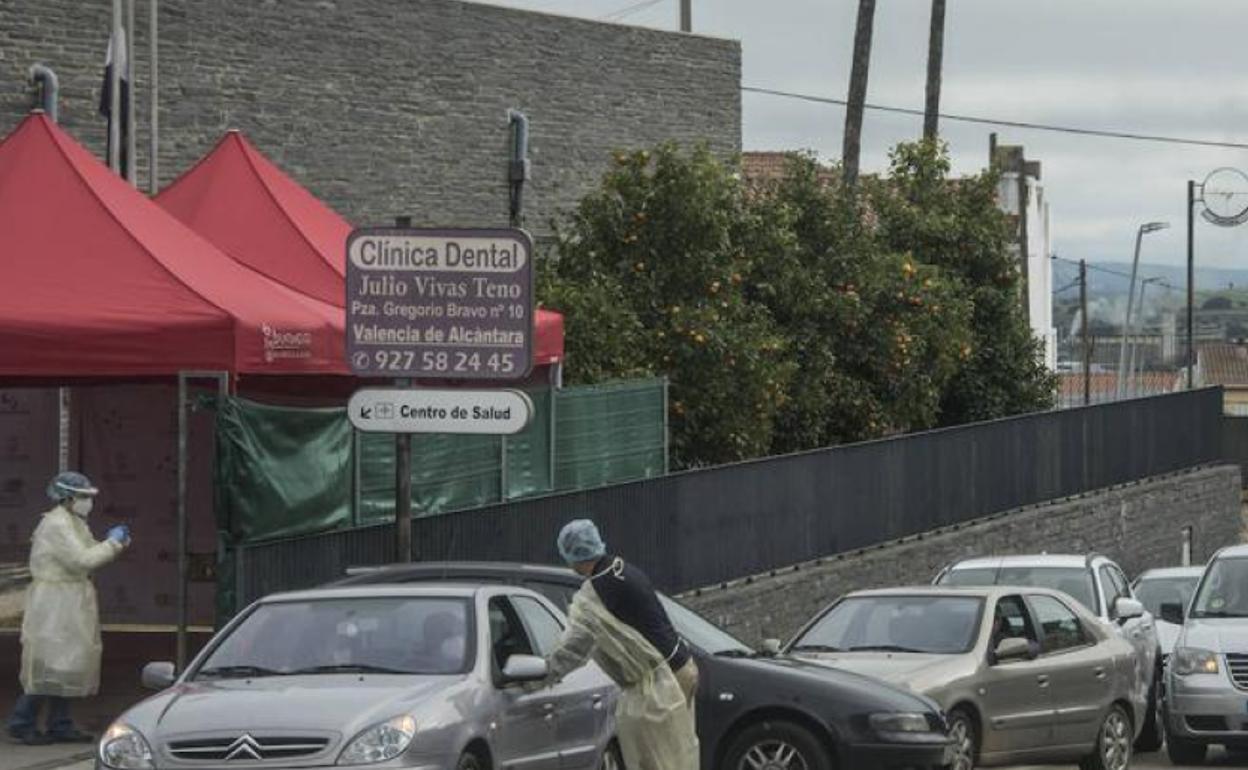 Cola de vehículos en la travesía de la EX-110 (avenida de Badajoz) junto al centro de salud de San Vicente de Alcántara para hacerse un test.