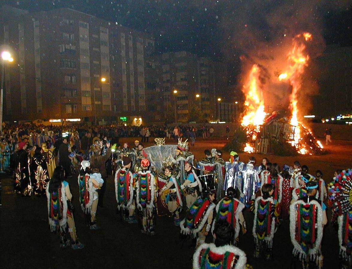 Tamborada en la fiesta de Las Candelas de Badajoz durante la quema de La marimanta en la fiesta de Las Candelas, 2001