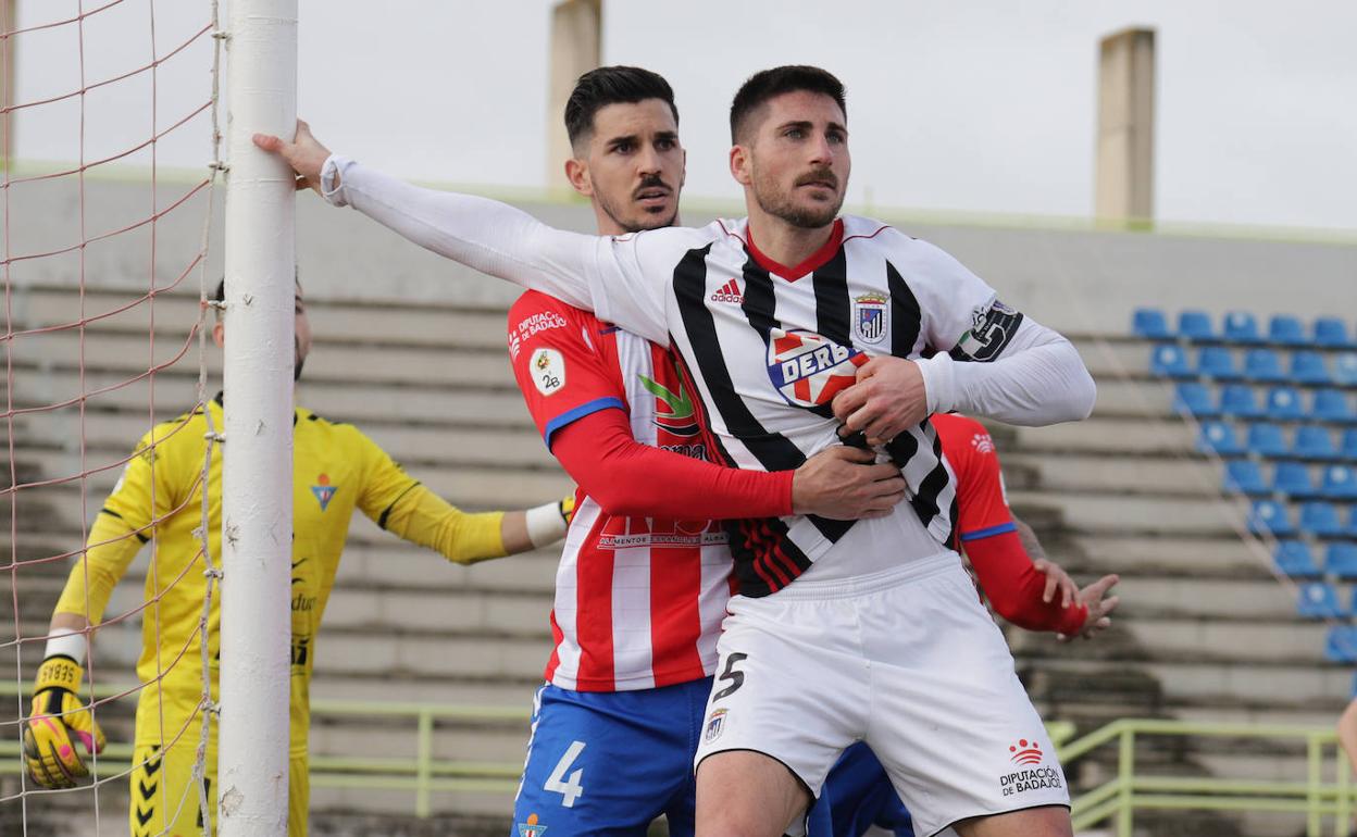 Ismael Heredia y César Morgado durante el partido del Don Benito ante el Badajoz. 