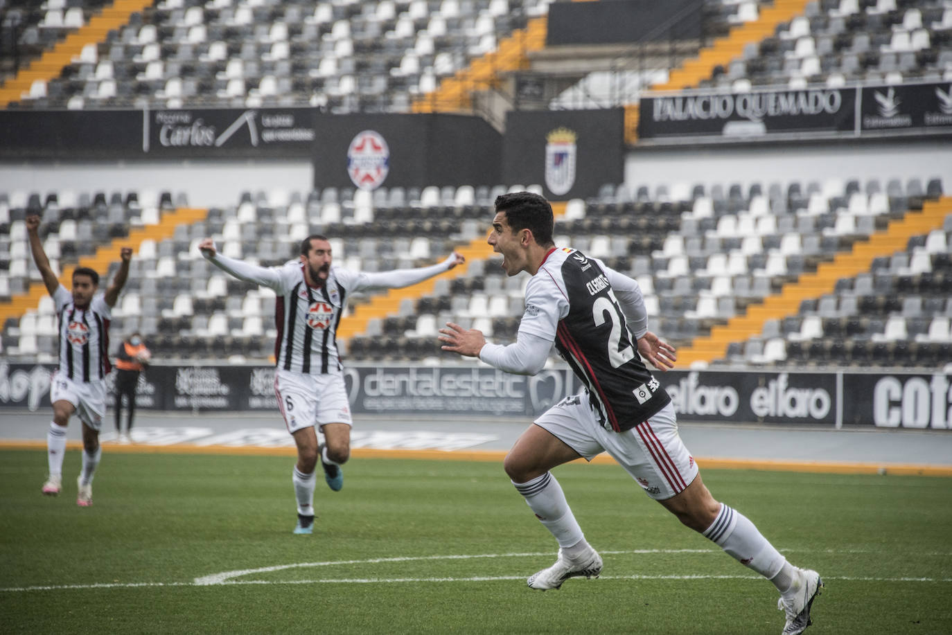 Fotos: El Badajoz se impone al Extremadura en un derbi trepidante (2-1)