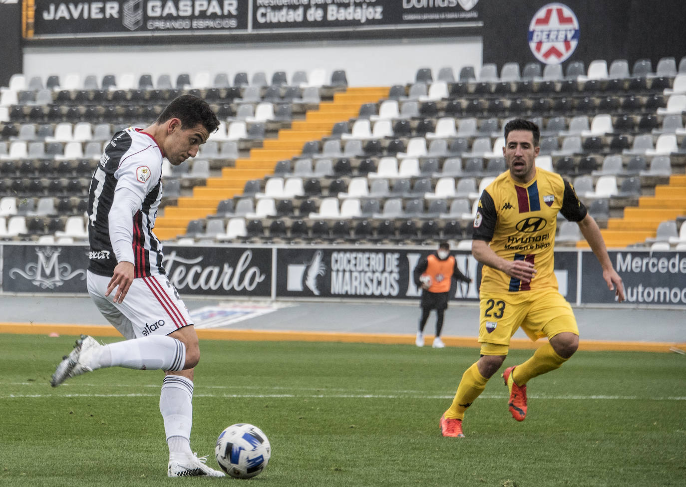 Fotos: El Badajoz se impone al Extremadura en un derbi trepidante (2-1)