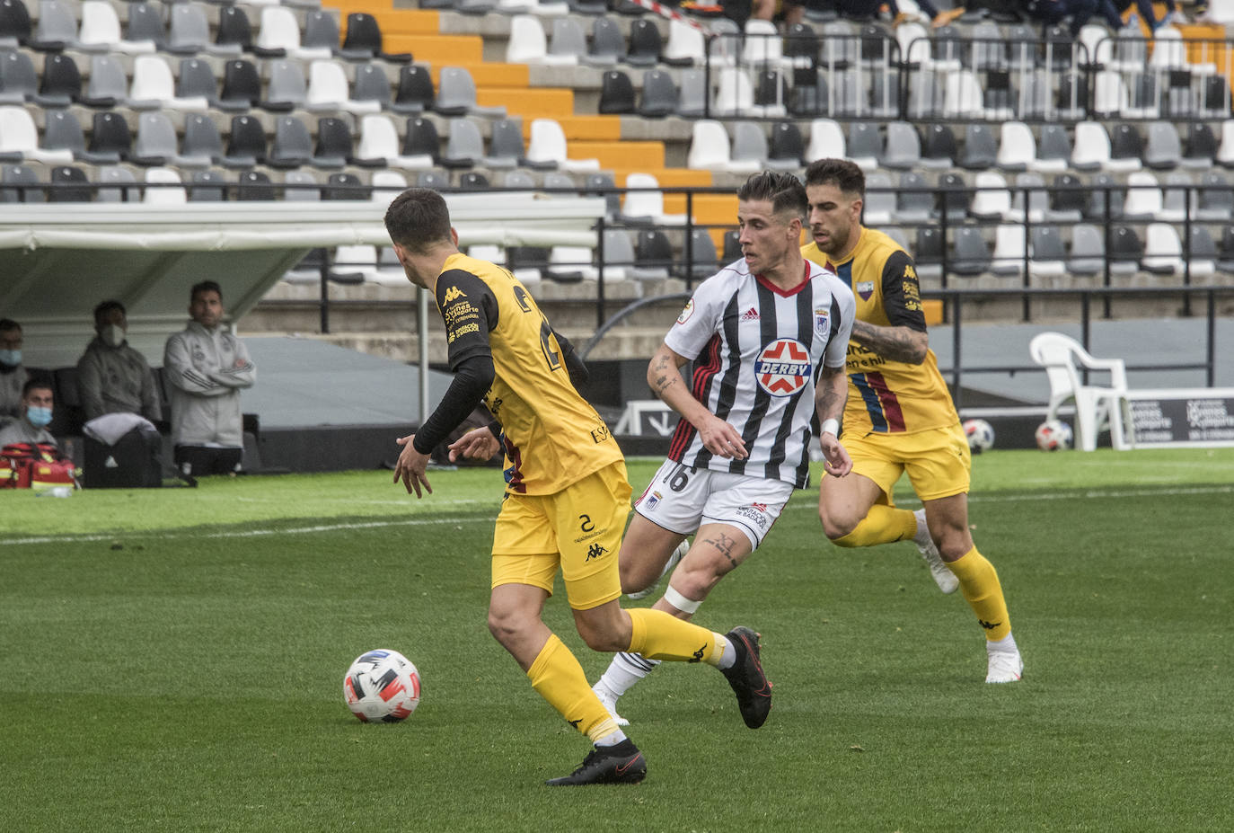 Fotos: El Badajoz se impone al Extremadura en un derbi trepidante (2-1)