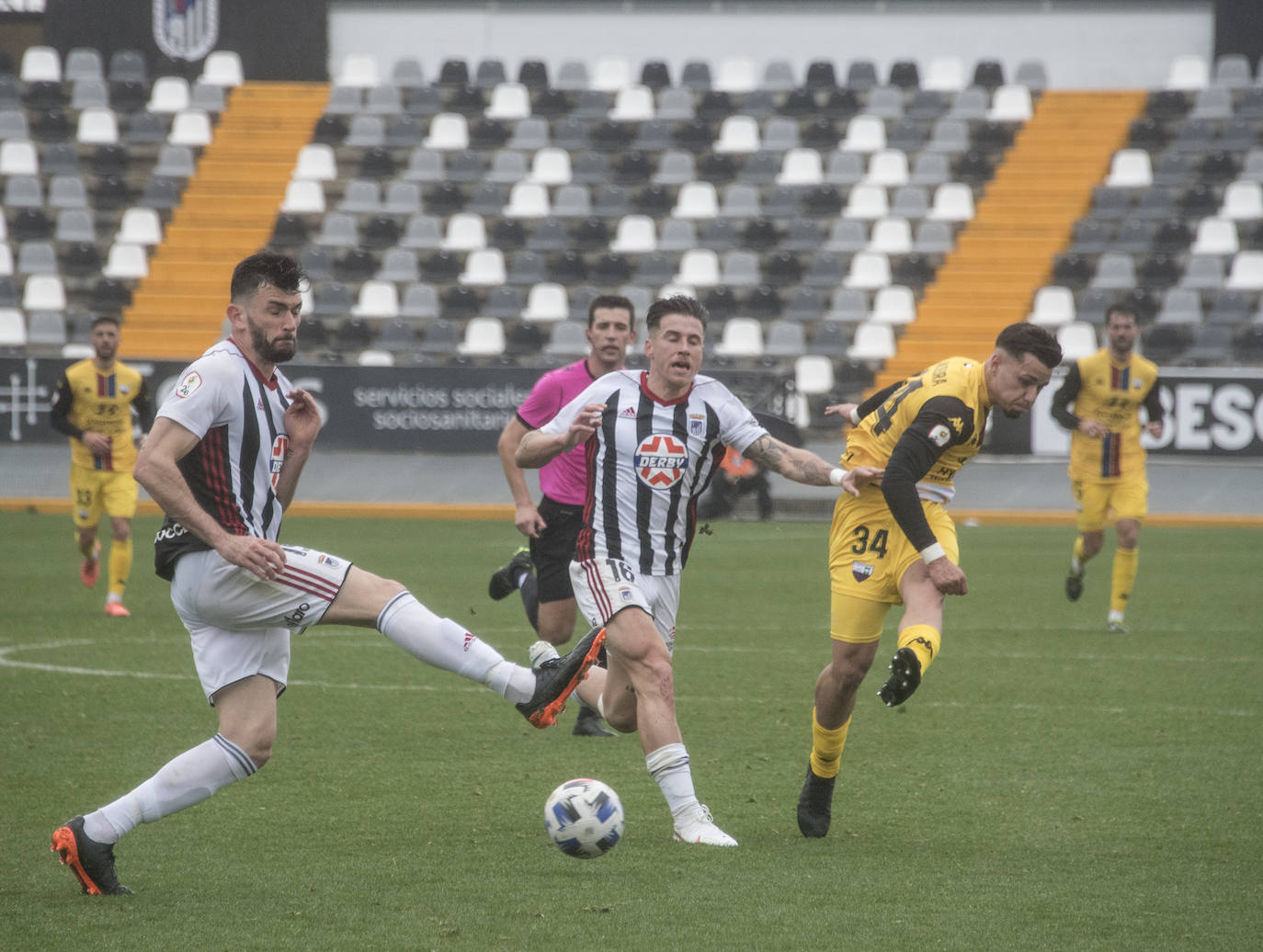 Fotos: El Badajoz se impone al Extremadura en un derbi trepidante (2-1)