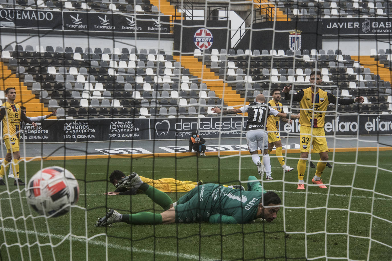 Fotos: El Badajoz se impone al Extremadura en un derbi trepidante (2-1)