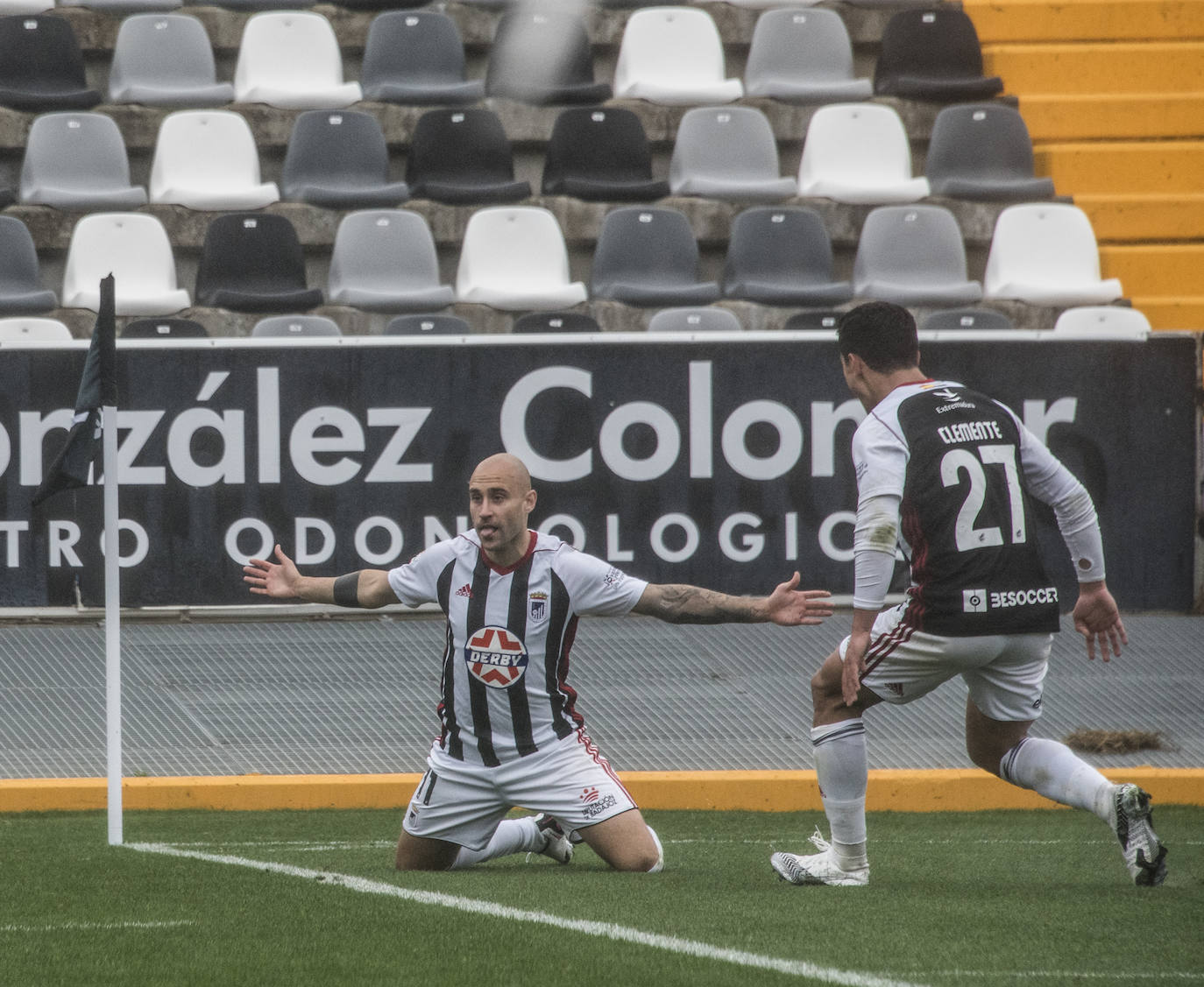 Fotos: El Badajoz se impone al Extremadura en un derbi trepidante (2-1)