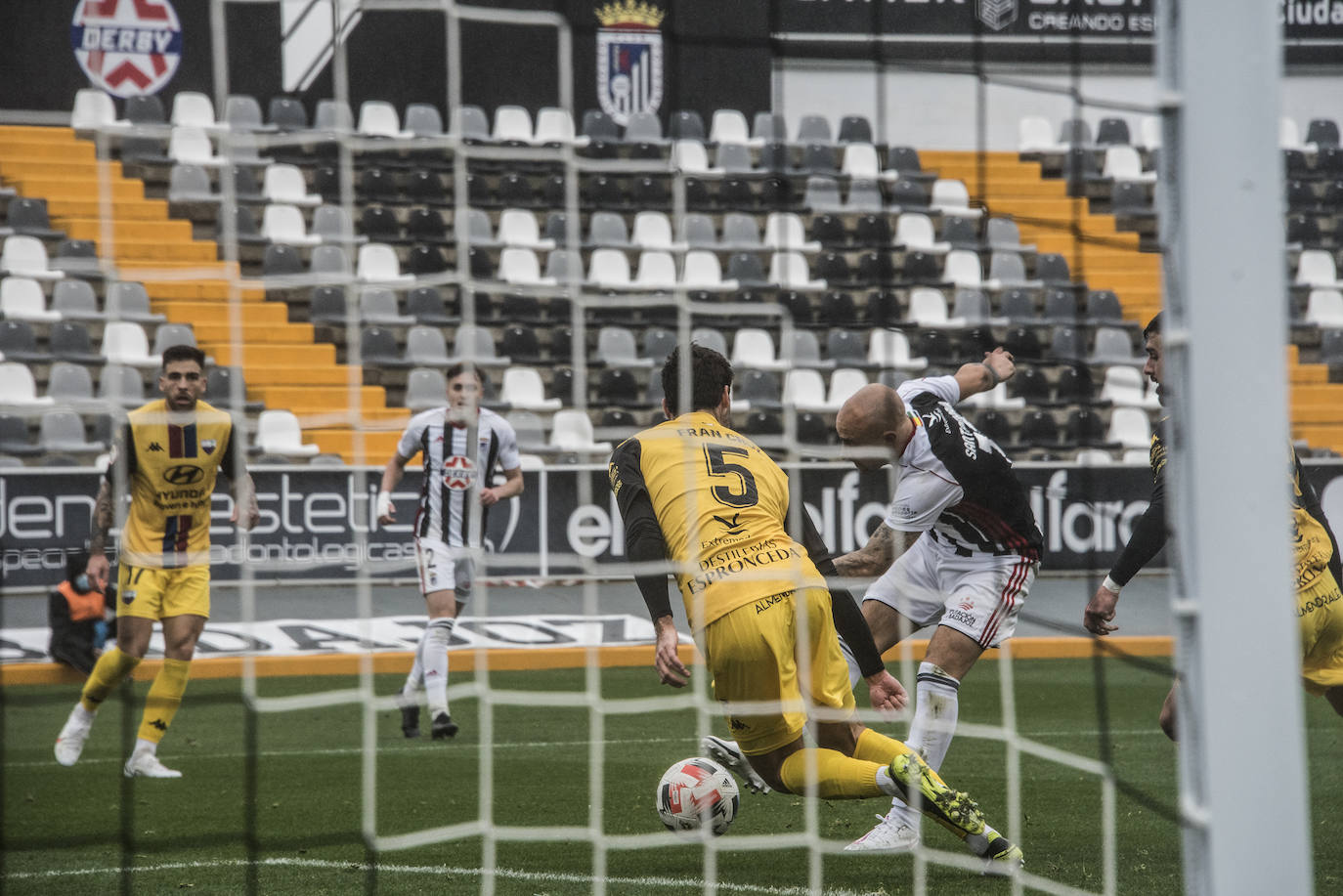 Fotos: El Badajoz se impone al Extremadura en un derbi trepidante (2-1)