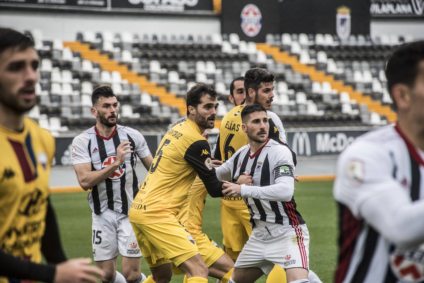 Fotos: El Badajoz se impone al Extremadura en un derbi trepidante (2-1)