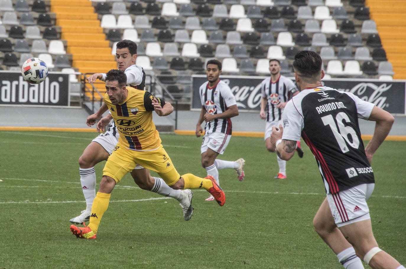 Fotos: El Badajoz se impone al Extremadura en un derbi trepidante (2-1)