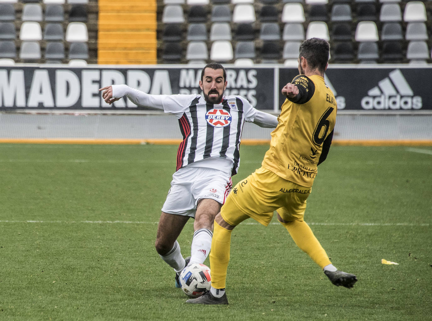 Fotos: El Badajoz se impone al Extremadura en un derbi trepidante (2-1)