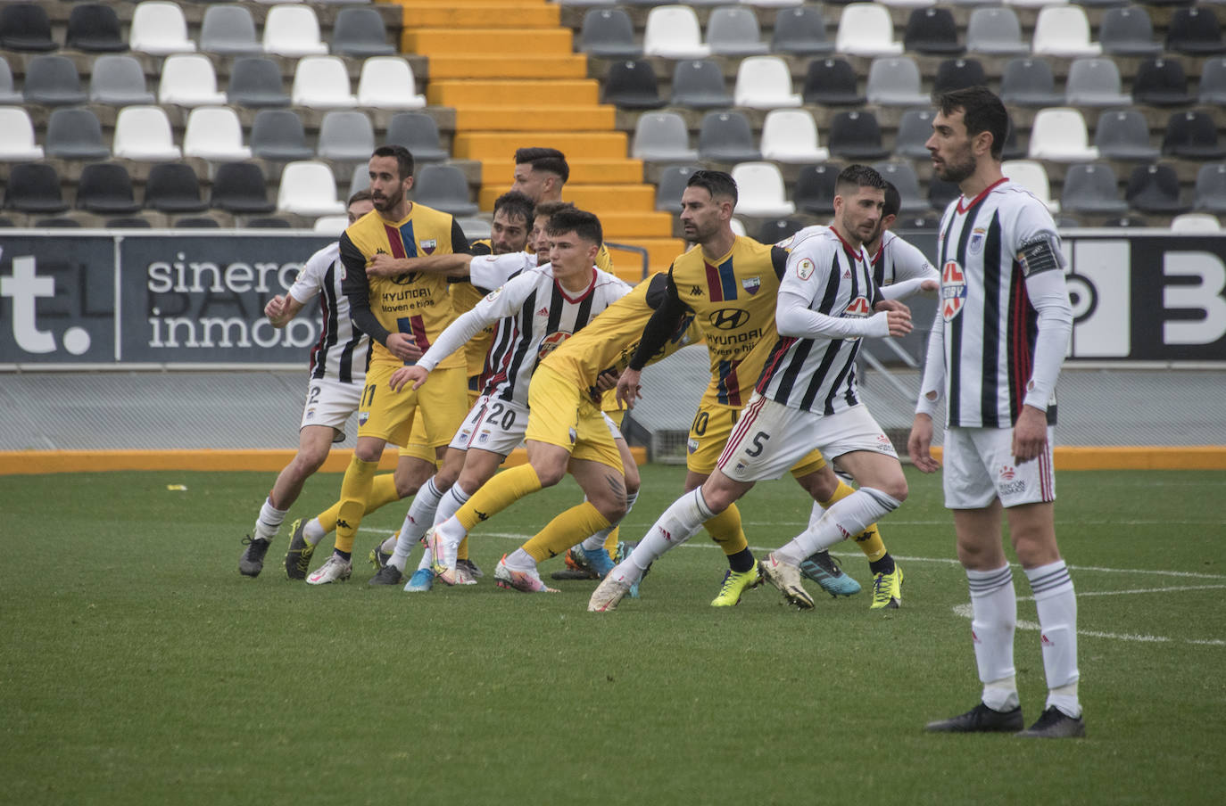 Fotos: El Badajoz se impone al Extremadura en un derbi trepidante (2-1)