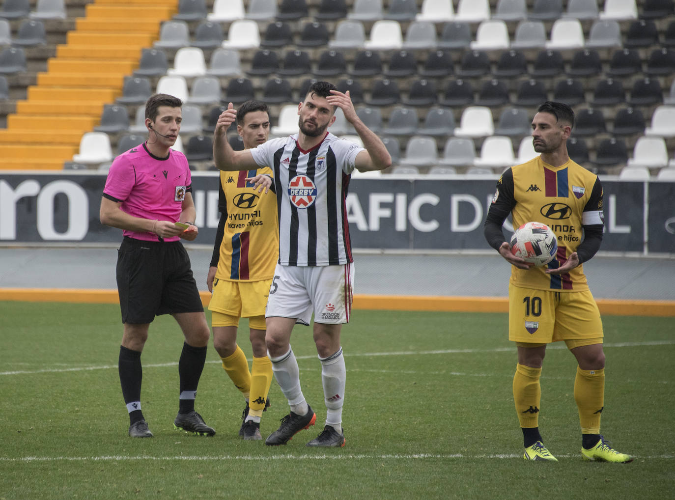 Fotos: El Badajoz se impone al Extremadura en un derbi trepidante (2-1)