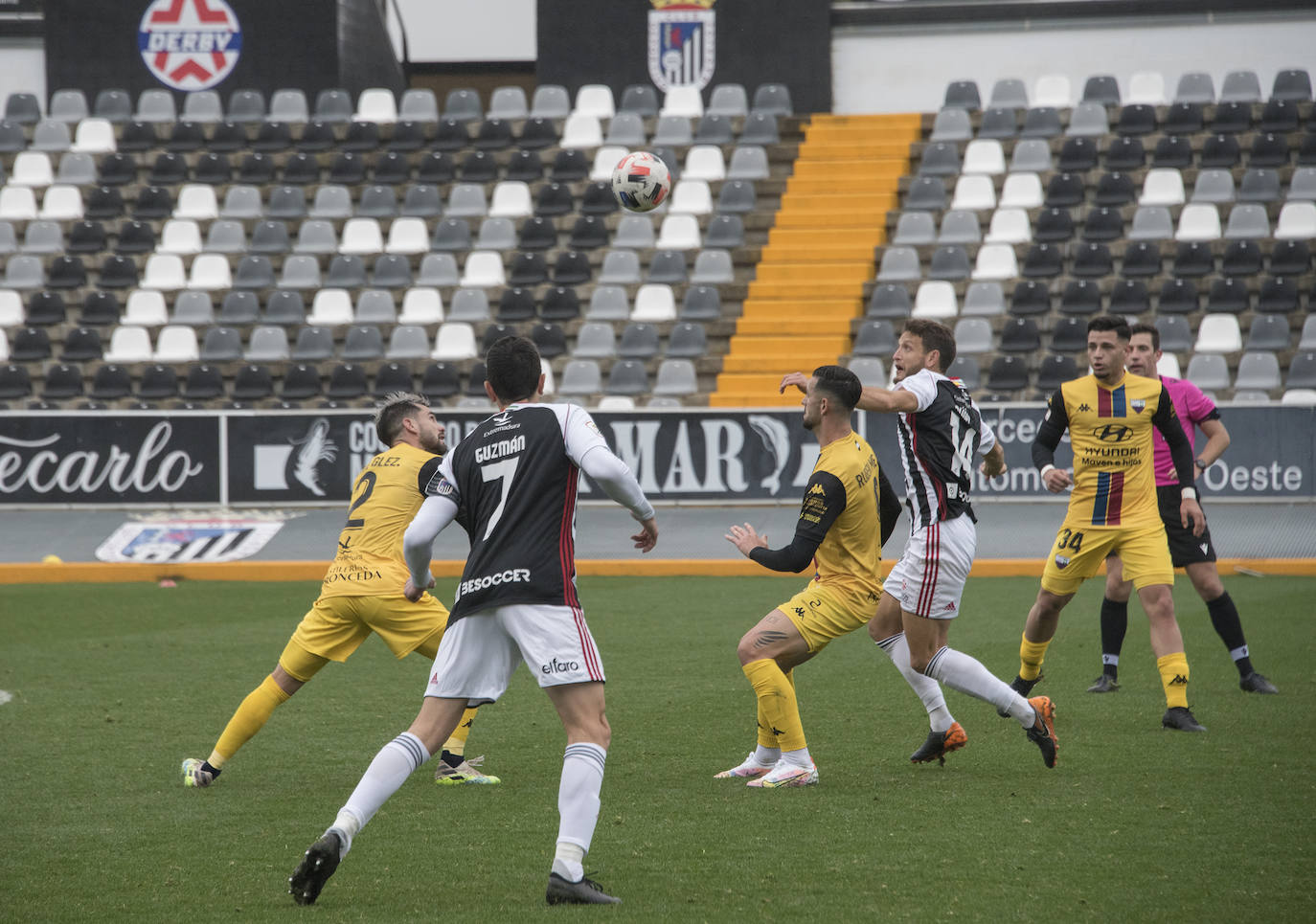 Fotos: El Badajoz se impone al Extremadura en un derbi trepidante (2-1)