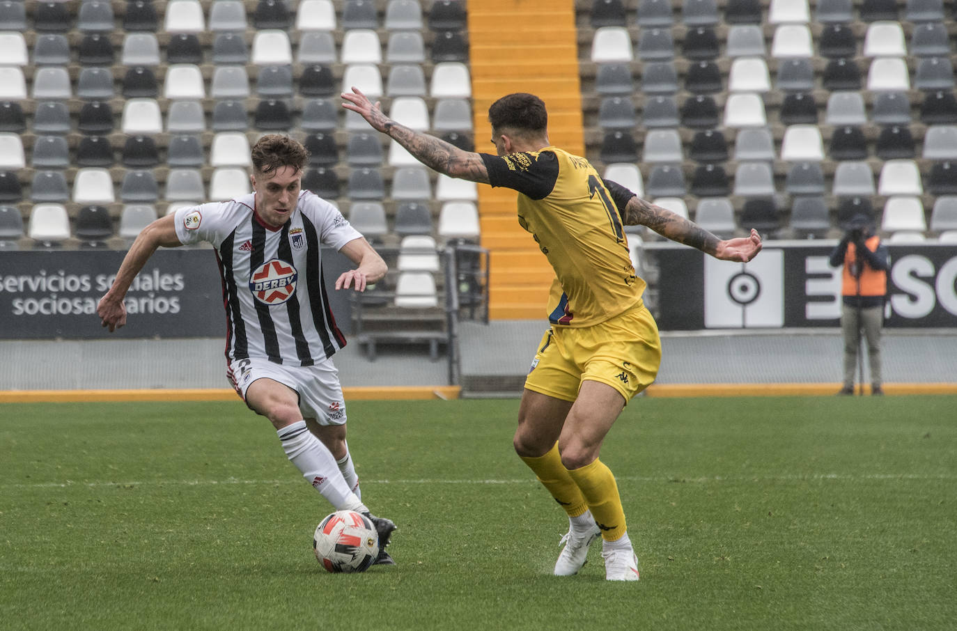 Fotos: El Badajoz se impone al Extremadura en un derbi trepidante (2-1)