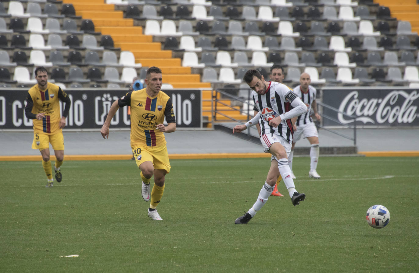 Fotos: El Badajoz se impone al Extremadura en un derbi trepidante (2-1)