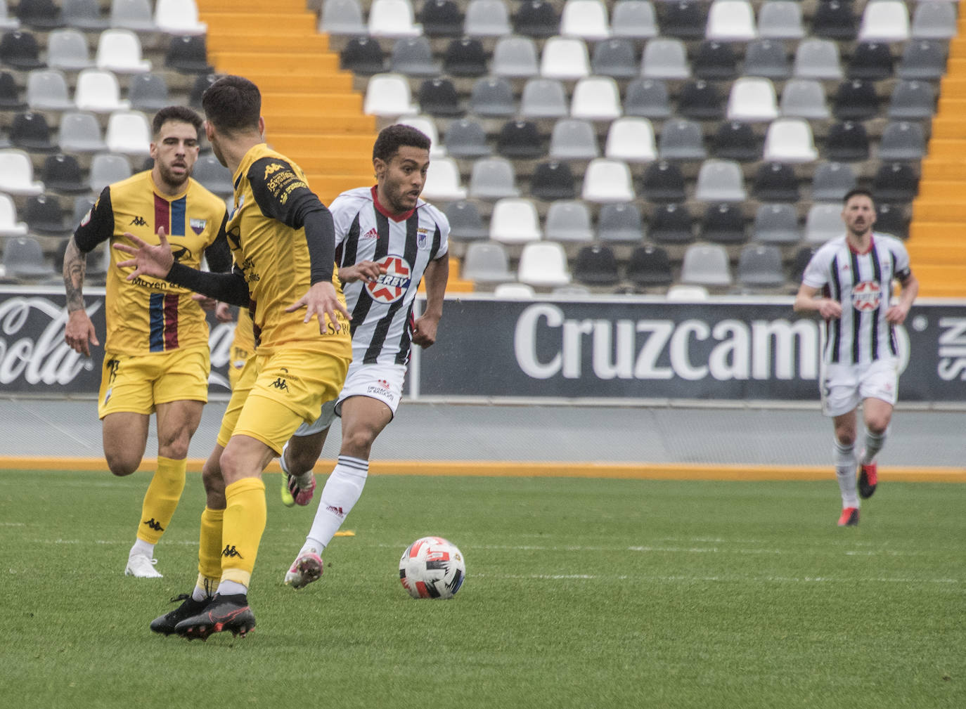 Fotos: El Badajoz se impone al Extremadura en un derbi trepidante (2-1)