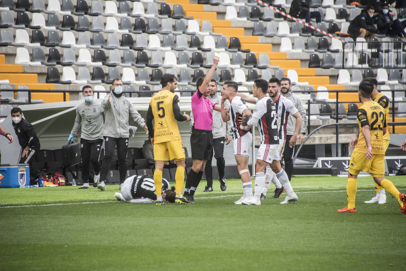 Fotos: El Badajoz se impone al Extremadura en un derbi trepidante (2-1)