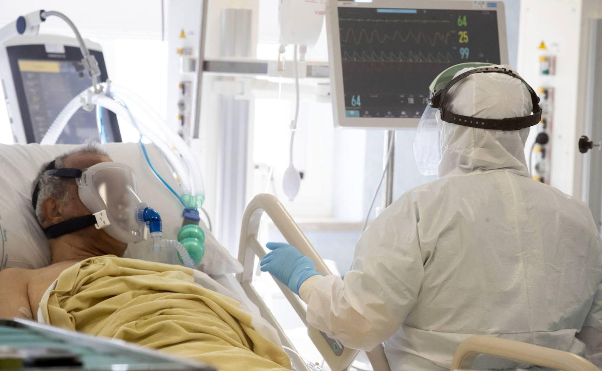 Las camas de UCI de los hospitales extremeños están en máximos de ocupación. 